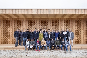  NachwuchsarchitektInnen bauten gemeinsam mit Flüchtlingen einen Holz-Pavillon 