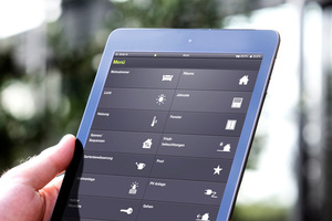  Bedient wird wahlweise am fest installierten Touchpanel Gira Control 9 Client oder via Smartphone bzw. Tablet mit der Gira HomeServer App auch mobil von unterwegs aus 
