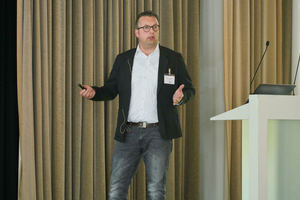  Markus Stieger, Eternit GmbH, präsentierte „Equitone“, Fassadentafeln mit verschiedenen Oberflächen und Maßen, die als VHF-System verwendet werden 