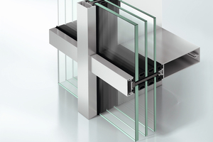  Pfosten-Riegel-Fassade-mit-aeußeren-Deckkappen-und-schmalen-Rahmenansichtsbreiten 