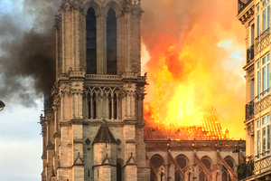  Wie wieder aufbauen?! Notre-Dame de Paris ist schwer beschädigt 