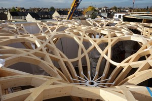  Ein Blick von oben in die Holzkonstruktion zeigt die perfekte Fügung der einzelnen Elemente, die mit Hilfe eines parametrischen Digitalmodells präzise vorgefertigt wurden 