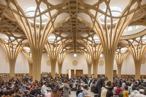  Die Gebetshalle hat eine Fläche von 2 340 m² und bietet Platz für 1 000 Gläubige. Die markante Holzkonstruktion aus 16 Baumstützen prägt diesen Sakralraum 