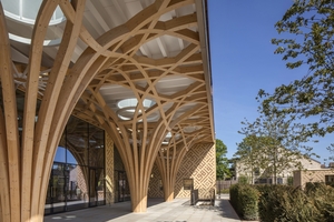  Die Struktur des Holztragwerks entwickelten die Architekten zusammen mit Professor Keith Critchlow, einem Experten für islamische Geometrien. Seine zweidimensionalen Handzeichnungen wurden in die 3D-Computermodelle übersetzt 