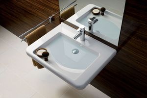  Für das Generationenbad sind unterfahrbare Waschtische in komfortabler Breite gut geeignet – wie hier von der Badserie Geberit Renova Comfort. 