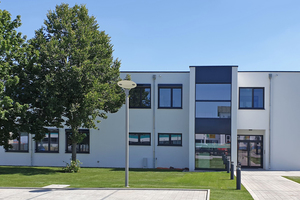  Die SÄBU Morsbach GmbH konnte ­gemäß den Anforderungen fachtechnisch kompetent überzeugen und ­erhielt den Auftrag für das modulare Bürogebäude, das mit einer 3-fach-Wärmeschutz-Verglasung, hohen Dämmstärken im Boden, den Wänden und dem Dach ­sowie dem Einbau einer Wärmepumpe mit Energieverteilung über die Fußbodenheizung für eine gute Energiebilanz sorgt 