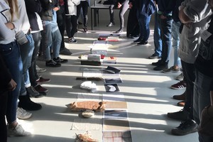  StudentInnen der HCU experimentieren mit im öffentlichen Raum gefundenen Materialien 