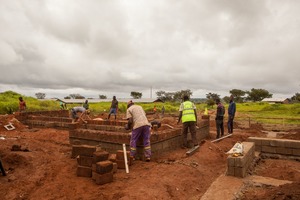  Baustelle des Gäste­hauses vom Krankenhaus in Ngaoubela, Kamerun; Projekt der TU München 