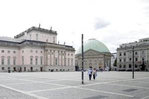  Zwischen sanierter Oper unter den Linden und Hotel de Rome, u. a. ehemalige Staatsbank der DDR: die Kathedrale, ­dahinter Max Dudler, demnächst 