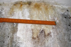  Bild 2: Schadensbild an der Außenwand der Tiefgarage im Detail  