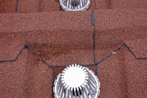  Um die Gefahr von Undichtigkeiten zu reduzieren, müssen Dachdurchdringungen von planerischer Seite detailgerecht geplant werden. Die Abstände müssen mindestens 30 cm betragen 