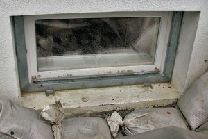  Bild 1: Ansicht eines Fensters mit dem Rahmen des Hochwasserschutzsystems 