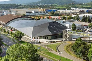 Das Industriegebiet von Spreitenbach ist geprägt von einer Reihe großmaßstäblicher Baukörper, in die sich das kompakte Ausstellungsgebäude gut einfügt 