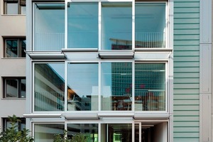  Raumhohe Verglasungen verbinden den Innen- mit dem Außenraum. Die Terrasse erweitert den Eingang in den rückseitigen Garten  