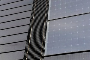  366 schwarze Solarpaneele mit einer geschätzten Jahresproduktion von 85 000 kWh/a sind bündig in die Fassade eingearbeitet 