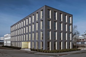  Der viergeschossige Bürobau ist das erste Gebäude der Welt, dessen Fassade vollständig als Textilbetonsandwich ausgeführt wurde 