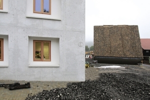  Links - Rat- und Bürgerhaus - steht ein Neubau, ebenfalls in Dämmbeton (Arch.: Peter Haimerl) 