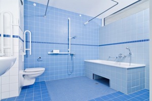  Allein das Bad hebt sich mit der Farbe Blau von den restlichen Räumen ab. Es ist ca. 8 m² groß. Die Wohnungen etwa 80 m². Bei einer rollstuhlgerechten 3-Raum-Wohnung von 75 m² sind 15 m² zusätzliche Fläche zu planen 