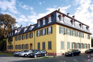  Die Außenwände des Rentamts von Schloss Rumpenheim am Main erhielten eine Innendämmung mit Holzfaserdämmplatten 