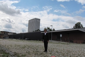  links: André Poitiers auf dem Grundstück des Wettbewerbs „EUROPACITY Berlin, Stadthafenquartier Süd“; rechts: Visualisierung des Stadthafens 