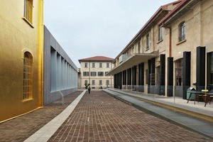  Empfangshof, der von den sanierten Altbauten und der neu errichteten Ausstellungshalle flankiert wird 