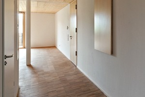  In den Wohnungen schmückt geöltes Eichenholzparkett die Böden, Türen und Fenster sind aus farblos lasierter Fichte 
