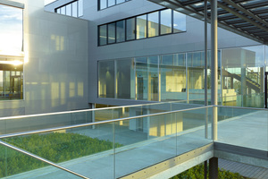  Die Vielzahl der horizontalen und vertikalen Sichtbezüge über große Glasflächen, die Atrien und das umgebende Grün hebt die Grenzen zwischen den Funktionsbereichen auf und spiegelt den Anspruch des Unternehmens nach Kommunikation und maximaler Transparenz wider 