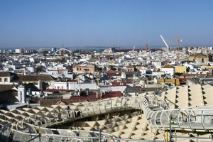  In 28 m Höhe über den Traufhöhen der anderen Häuser befindet sich das begehbare Schattendach, angelegt für alle Sevilla-Besucher, die hier über weit schwingend angelegte Walkways gehen können 