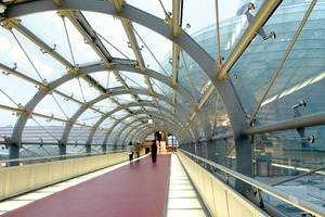  Der Bodenbelag der Brücke besteht aus zwei seitlichen, 90 cm breiten, begehbaren Glasstreifen aus dreifach-VSG-Glas mit transluzenter Folie. Im mittleren Bereich zieht sich roter Gussasphalt wie ein Band durch die Röhre 