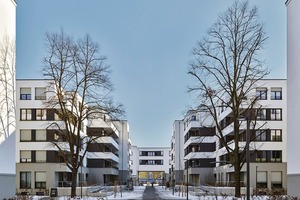  Im Innenhof befinden sich zwei Gebäuderiegel mit sechs Etagen und einer kleinteiligen Hofbebauung, bestehend aus zwei L-förmigen Neubauten 