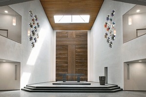 Ein neues Oberlicht setzt den Altar in Szene 