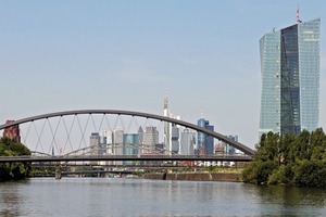  Die neue Osthafenbrücke ist für die Schifffahrt das östliche Entree zur Stadt; im Hintergrund die Skyline mit der benachbarten EZB 