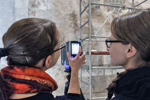  BIT und Denkmalschutz vereint: Studentinnen untersuchen mit einem 3D-Scanner Wandmalereien 