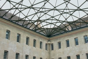  Die Tragstruktur des Glasdaches besteht aus einem engmaschigen Netz aus vollen Stahlprofilen und besitzt eine maximale Höhe von nur 5 m bei einer diagonalen Überspannung von 47,94 m 