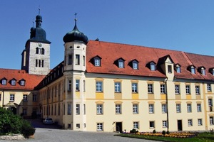  Bei der Dachsanierung der barocken Klosteranlage der Benediktinerabtei im bayerischen Plankstetten wurden die Sparren und die Kehlbalkenebene mit jeweils 20 bzw. 30 cm Holzfaserdämmstoffen gedämmt 