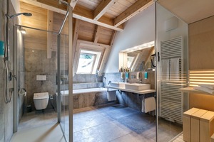 Innovative Duravit-Produkte, wie beispielsweise der Dusch-WC Sitz SensoWash Slim oder die steinähnliche Duschwanne Stonetto runden den Komfort in der Geroldsauer Mühle ab. In den exklusiven Suiten finden sich WCs der Serie ME by Starck, kreiert von Philippe Starck oder die Sauna Inipi B vom österreichischen Design-Trio EOOS 